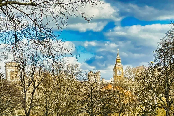 英国伦敦 2022年3月6日 一些家庭在繁忙城市的圣詹姆斯公园里玩耍和再现 背景是著名的大本钟 — 图库照片