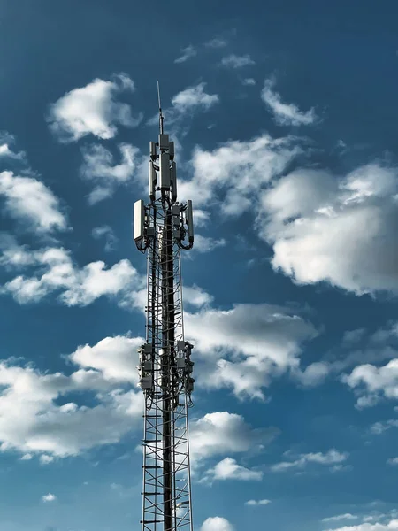 Πύργος Τηλεπικοινωνιών Μπλε Σύννεφο Διάσπαρτα Φόντο — Φωτογραφία Αρχείου