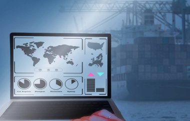 Uluslararası deniz taşımacılığı bir ekranda izlenmektedir