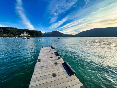 Menthon St. Bernard, Fransa - Ekim 02 2021: küçük köyün limanında boş bir iskele veya iskele ve ıslak ayak basamakları ve panoramik manzaralı göl ek binasında liman