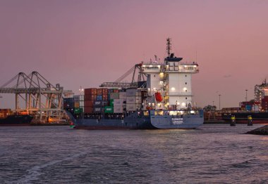 Rotterdam, Hollanda - 22 Kasım 2021: Güverte gemisindeki konteynırları boşaltmak için devasa yarıdan ve tamamen otomatik vinçlerden oluşan hatlar