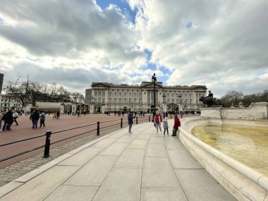 Londra, Birleşik Krallık - 6 Mart 2022: Buckingham Sarayı 'nın giriş kapısı önünde turistler ve diğer ziyaretçiler