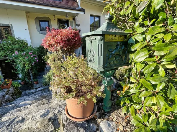 2021年9月7日 小さな町の家の庭に緑の古典的なフランス語の手紙箱を閉じる — ストック写真