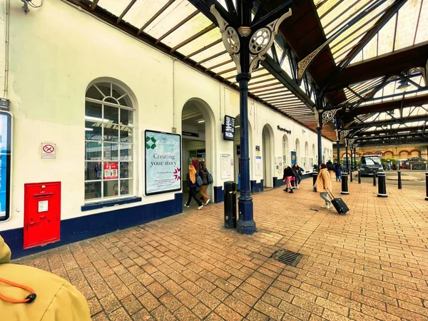 Brighton Zjednoczone Królestwo Marca 2022 Pasażerowie Wchodzą Wychodzą Głównego Wejścia — Zdjęcie stockowe