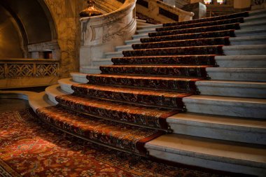 Lahey, Hollanda - 21 Nisan 2022: Kraliyet sınıfının ünlü barış sarayında kırmızı halılı zarif merdivenler