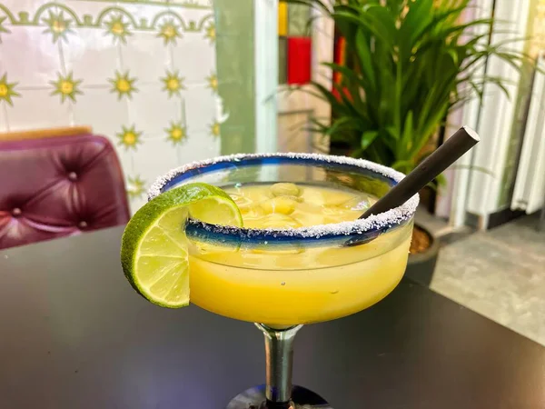 Hollanda, Hollanda - Ağustos 07 2022: Bir bardak ünlü Meksika içkisi margaritası ve bir dilim limon.