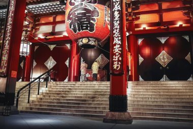 Tokyo, Japonya - 25 Kasım 2012: Senso ji Asakusa 'da en çok ziyaret edilen dini manzaralardan biridir, gündüz bile kalabalık olduğu için, ziyaret etmek için en iyi zaman akşam vaktidir.