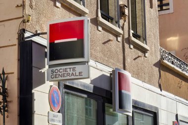 Ek bina, Fransa - 06 Eylül 2022: Fransız bankası Societe Generale 'nin işareti tarihi bir belediye binasının üzerinde asılı.