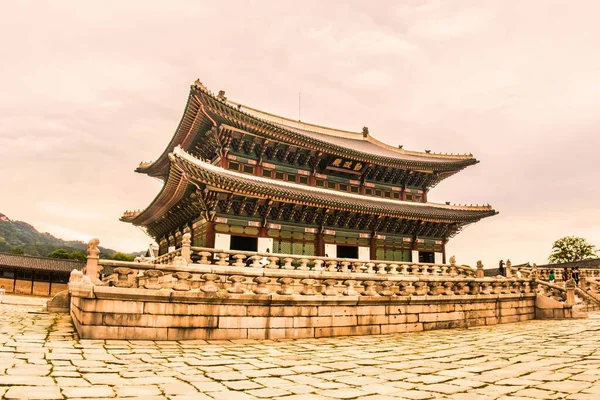 ソウル 2015年6月11日 韓国の古典様式の寺院の一つ ソウルの主要寺院と宮殿の複合施設への訪問 キョンボ — ストック写真