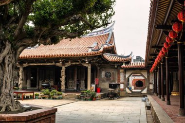 Lukang, Tayvan - 06 Aralık 2016: Lukang tapınağı kompleksi küçük ve çok eski. Şimdi her yerde bir şehir var ve köy 17. yüzyılda eski bir Hollanda ticaret merkeziydi..