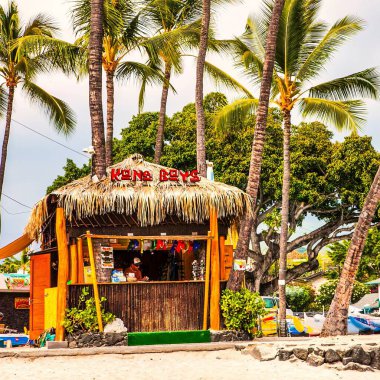 Kona, ABD - 06 Eylül 2012: Kona sahilinde yiyecek ve içecekler için bir saman kabini