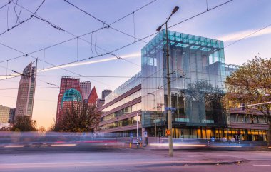 Lahey, Hollanda - Kasım 14 2012: Hükümet binalarının modern mimarisinin ufuk çizgisi