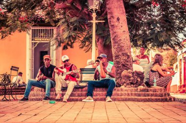 Trinidad, Küba - 15 Temmuz 2018: 18. yüzyılda hala taş kaldırımlı caddeleri olan eski bir İspanyol sömürge kasabası. Meydanda sakince oturuyor.