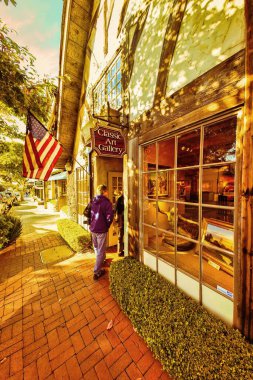 Carmel, ABD - 19 Kasım 2011: Carmel 'in ana caddesinde lüks pahalı butiklerle alışveriş