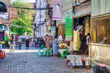 Yangon, Myanmar - 03 Aralık 2012: Yangon 'da gün içinde binalar ve alışveriş yapılan kalabalık bir sokak sahnesi