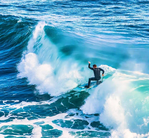 2013年1月27日 アメリカのサーフ キャピタル 唯一の勇敢なサーファーはこれらの波に乗ることを敢えて — ストック写真