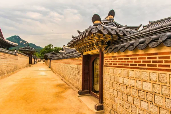 韩国首尔 2015年6月11日 在建筑群的不同部分之间 所有部分都有自己的城墙 参观首尔的主要寺庙和宫殿建筑群 庆波市 — 图库照片