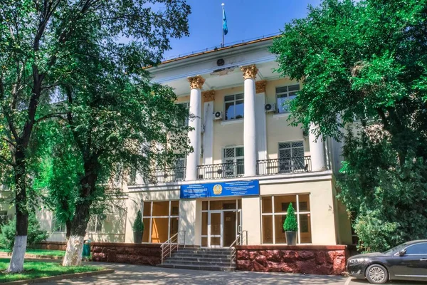 Almaty Kazakhstan June 2017 Govermental Building Downtown Almaty Columns Infront — Stock Photo, Image