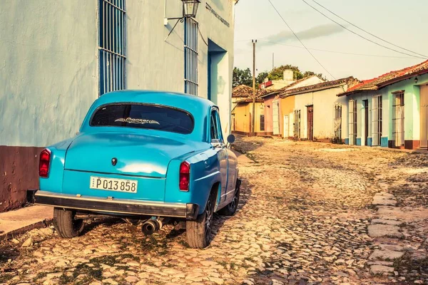 トリニダード キューバ 2018年7月15日 60年代のヴィンテージアメリカ車を除く18世紀の旧スペイン植民地時代の町 — ストック写真