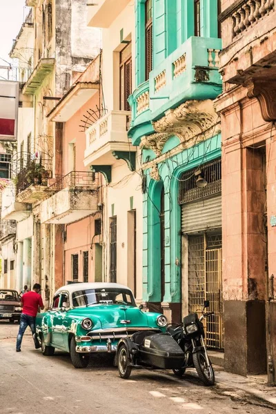 キューバのハバナ 2018年7月18日 古いハバナの路上でカラフルな景色 緑の家と彼の緑の車 — ストック写真