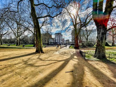 Londra, Birleşik Krallık - 07 Mart 2022: Knightsbridge 'deki birçok tarihi bina Hyde Park' taki ağaçların arasında görünür.