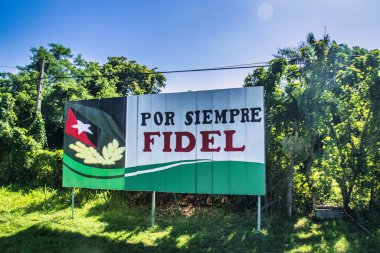 Trinidad, Küba - 17 Temmuz 2018: Adanın her yerinde bunlardan bulunabilir. Yol boyunca bir propaganda tabelası.