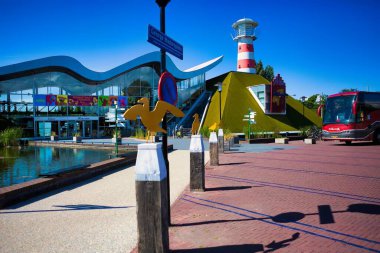 Lahey, Hollanda - Haziran 05 2009: Madurodam minyatür Hollanda girişi olarak deniz feneri bulunan gerçek bir aile eğlencesi