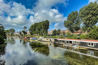 Den Haag, Hollanda - 25 Ağustos 2021: Tarihi bir Hollanda kanalında yaşayan ev veya tekneler