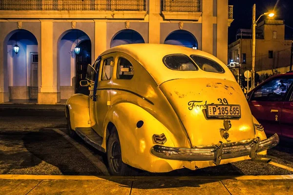 Cienfuegos Cuba July 2018 Vintage 60S American Yellow Car Parked — Stock Photo, Image