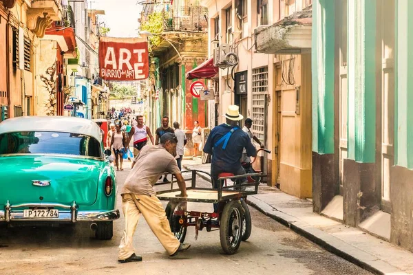 Habana Cuba Julio 2018 Carritos Coches Antiguos Con Cartel Arte —  Fotos de Stock