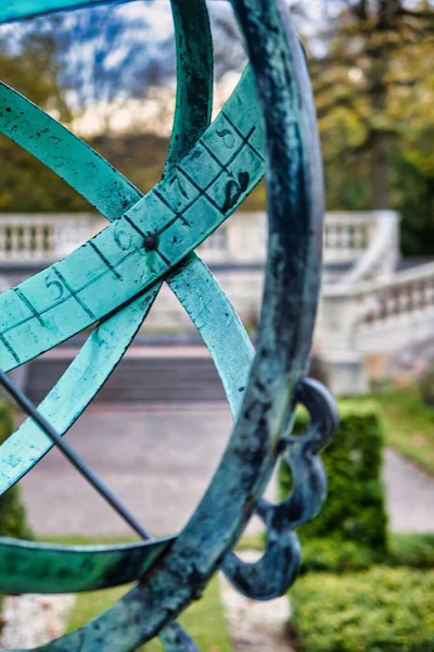 荷兰瓦森纳 2020年11月9日 一个经典的日晷 位于一个优雅的花园 上面有青铜箭 装饰和天文学都有学位 — 图库照片