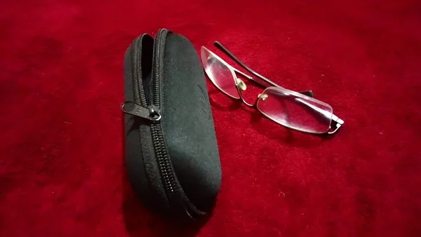 Glasses case, in black material with zipper, protect your glasses from any danger, when traveling it is very useful