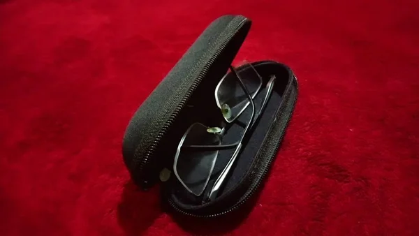Θήκη Γυαλιών Από Μαύρο Υλικό Φερμουάρ Προστατεύει Γυαλιά Σας Από — Φωτογραφία Αρχείου