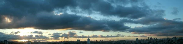 Der Regen Wurde Gestoppt Aber Links Vom Himmel Mit Farbenfrohen — Stockfoto