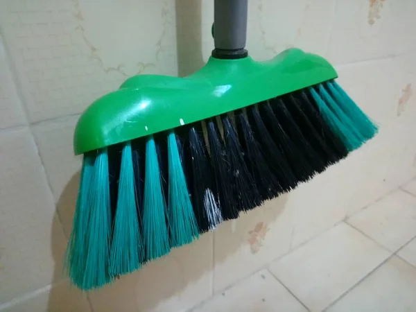 Broom Met Groene Zwarte Borstelharen Gemaakt Van Het Recyclen Van — Stockfoto