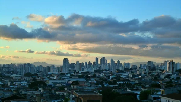 Chmury Zdobią Koniec Popołudnia Wschodniej Części Sao Paulo Obrazy Stockowe bez tantiem