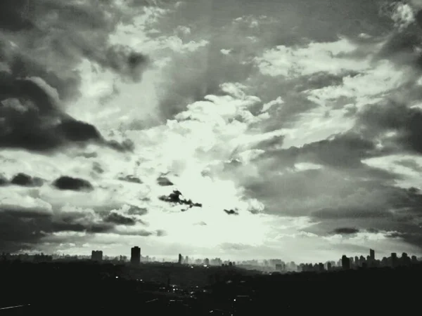 เมฆตกแต งปลายบ ายในด านตะว นออกของซอปาโล — ภาพถ่ายสต็อก