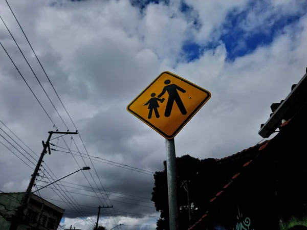 Dopravní Značka Upozorňuje Řidiče Přítomnost Školních Dětí — Stock fotografie