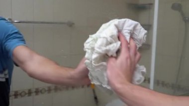 Man Hand Banyoda Aynayı Paçavrayla Sildi.