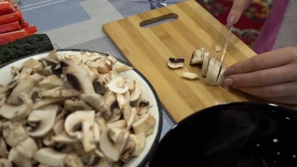 Vrouw handen worden gesneden met een mes champignons op de Plank. — Stockvideo
