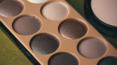 Parlayan Göz Gölgesi Siyah Arkaplanda Dönüyor.