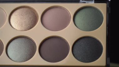 Kız eliyle göz gölgesini alır.