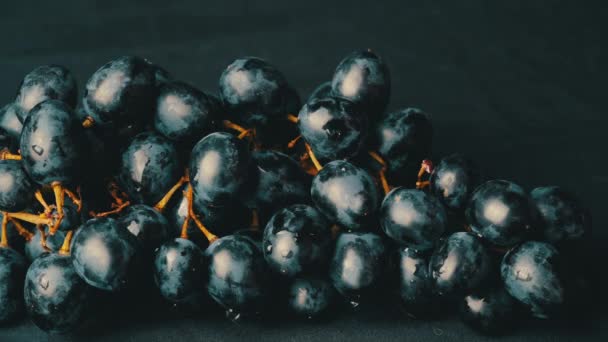 一个美容美发的女孩从一束葡萄中挑出一个浆果. — 图库视频影像