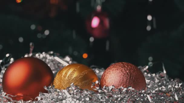 新年玩具躺在雪地和圣诞树的背景上 — 图库视频影像