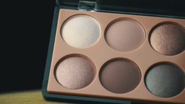 Parlayan Göz Gölgesi Siyah Arkaplanda Dönüyor.