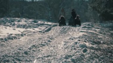 Aile Karlı Ormanda Kızak Kaçıyor.