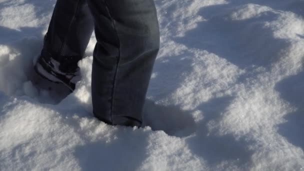 En man Malks genom snödriva — Stockvideo