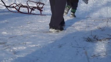 Karla kaplı bir slaytta Çocuklar Kızağı