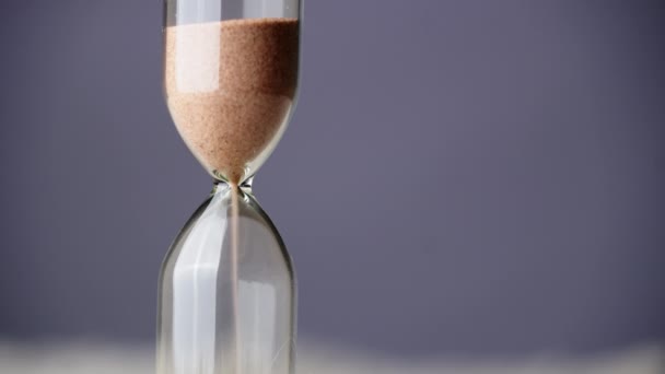 Countdown Hourglass Pouring on Purple Background — Stockvideo