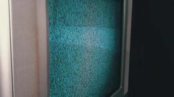 Dámská ruka dotýkající se staré televizní obrazovky s vlnami — Stock video
